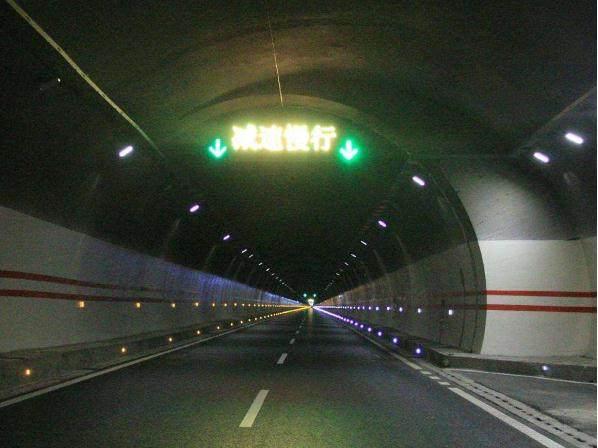 连国道都有路灯，为什么高速公路没有，网友：电网沐鸣供应不过来
