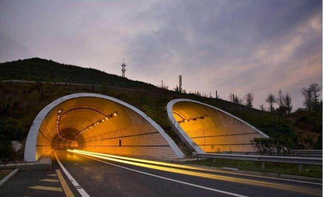 连国道都有路灯，为什么高速公路没有，网友：电网沐鸣供应不过来