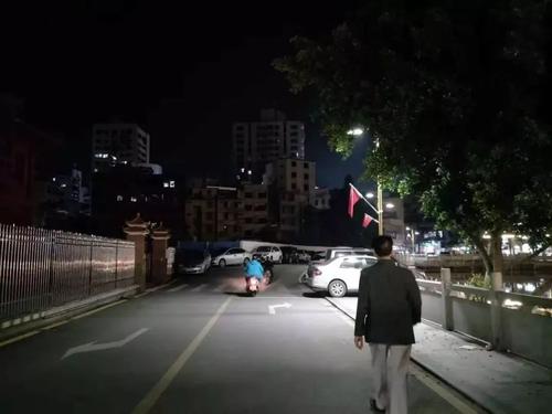 路灯陪伴沐鸣的生活